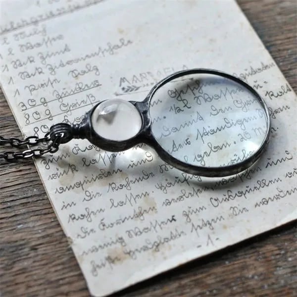 LumiLens – Stylish Magnifier Necklace