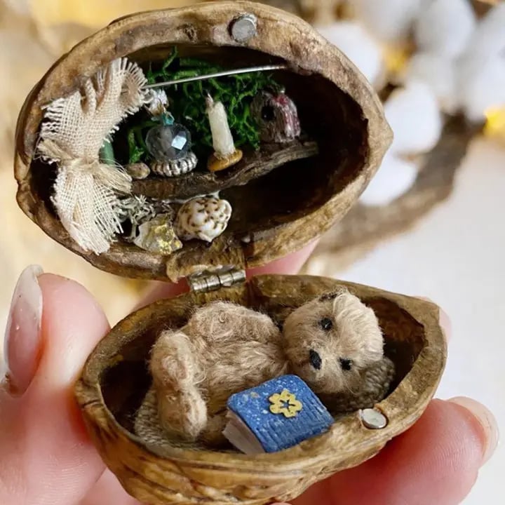 VerseNest - Miniature Walnut Shell Library