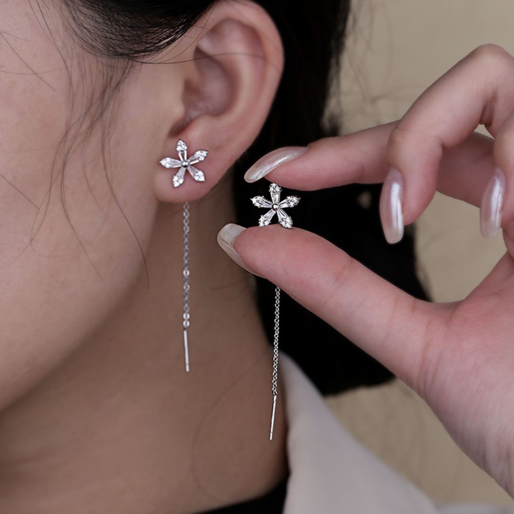 FloraGem – Dainty Flower Diamond Earrings(Pair)