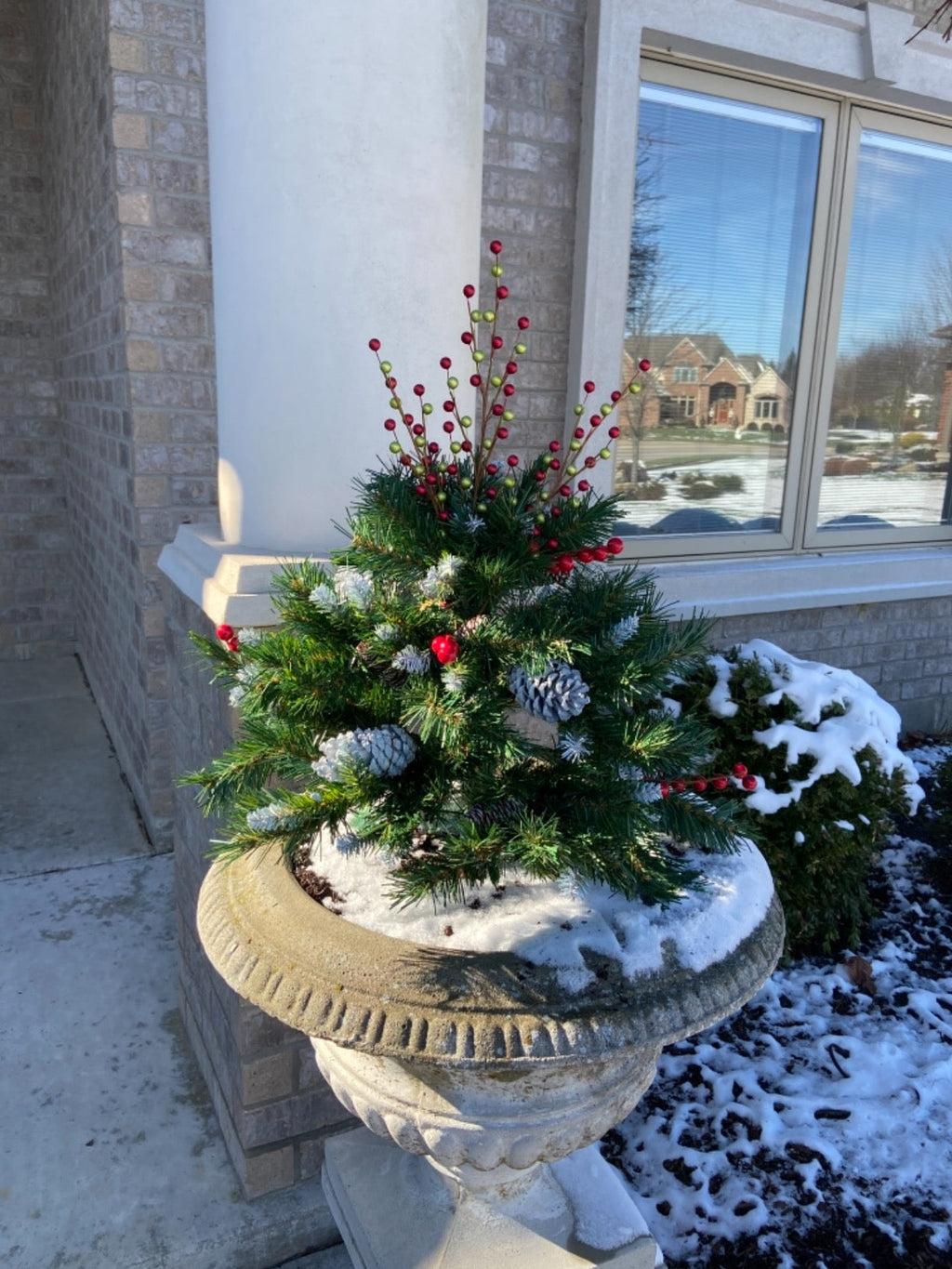 EverGleam – PreLit Weatherproof Christmas Tree Urn Filler