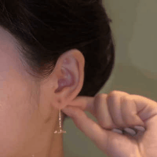 LuxeGleam – Sparkling Diamond Flower Earrings