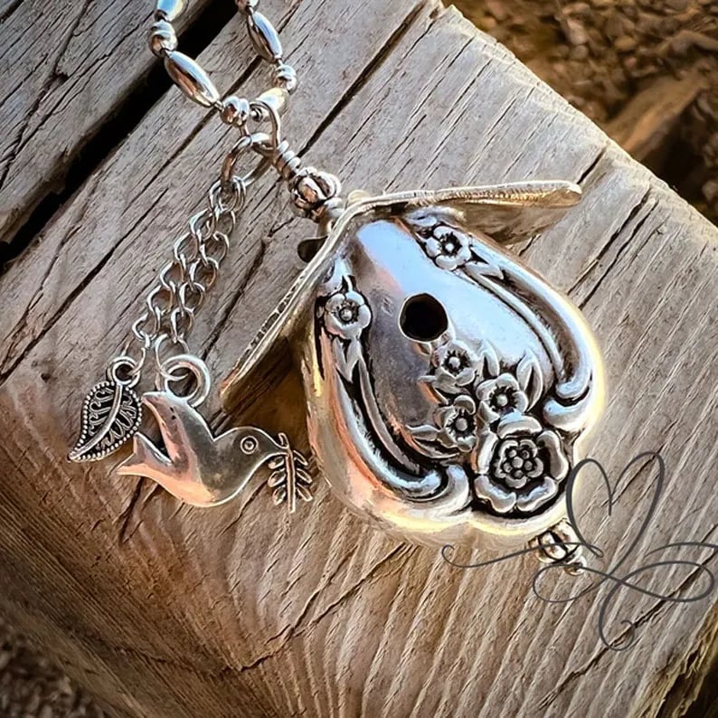 MagnoliaNest – 1951 Vintage Birdhouse Necklace