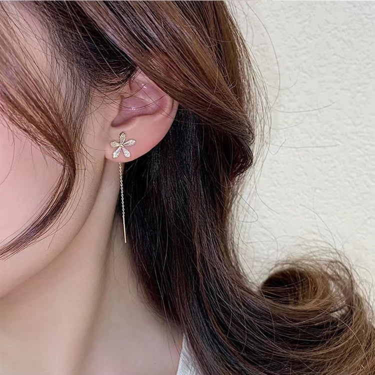 LuxeGleam – Sparkling Diamond Flower Earrings