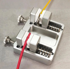 Heavy-duty aluminum soldering clamp with temperature-resistant jaw for circuit board mounting