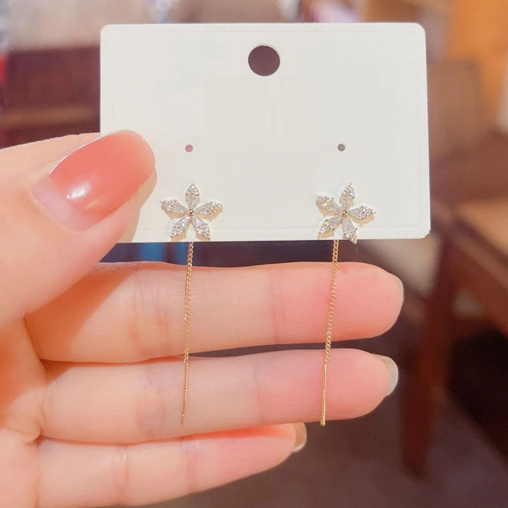 FloraGem – Dainty Flower Diamond Earrings(Pair)