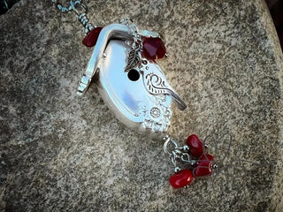 MagnoliaNest – 1951 Vintage Birdhouse Necklace