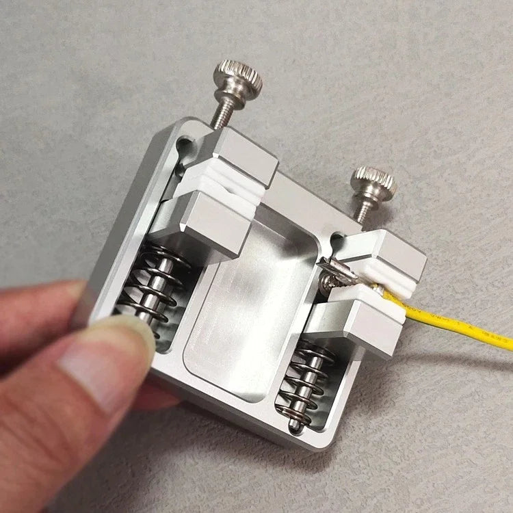 Heavy-duty aluminum soldering clamp with temperature-resistant jaw for circuit board mounting