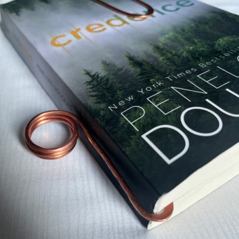 FlipEase – Durable Metal Thumb Bookmark Clip