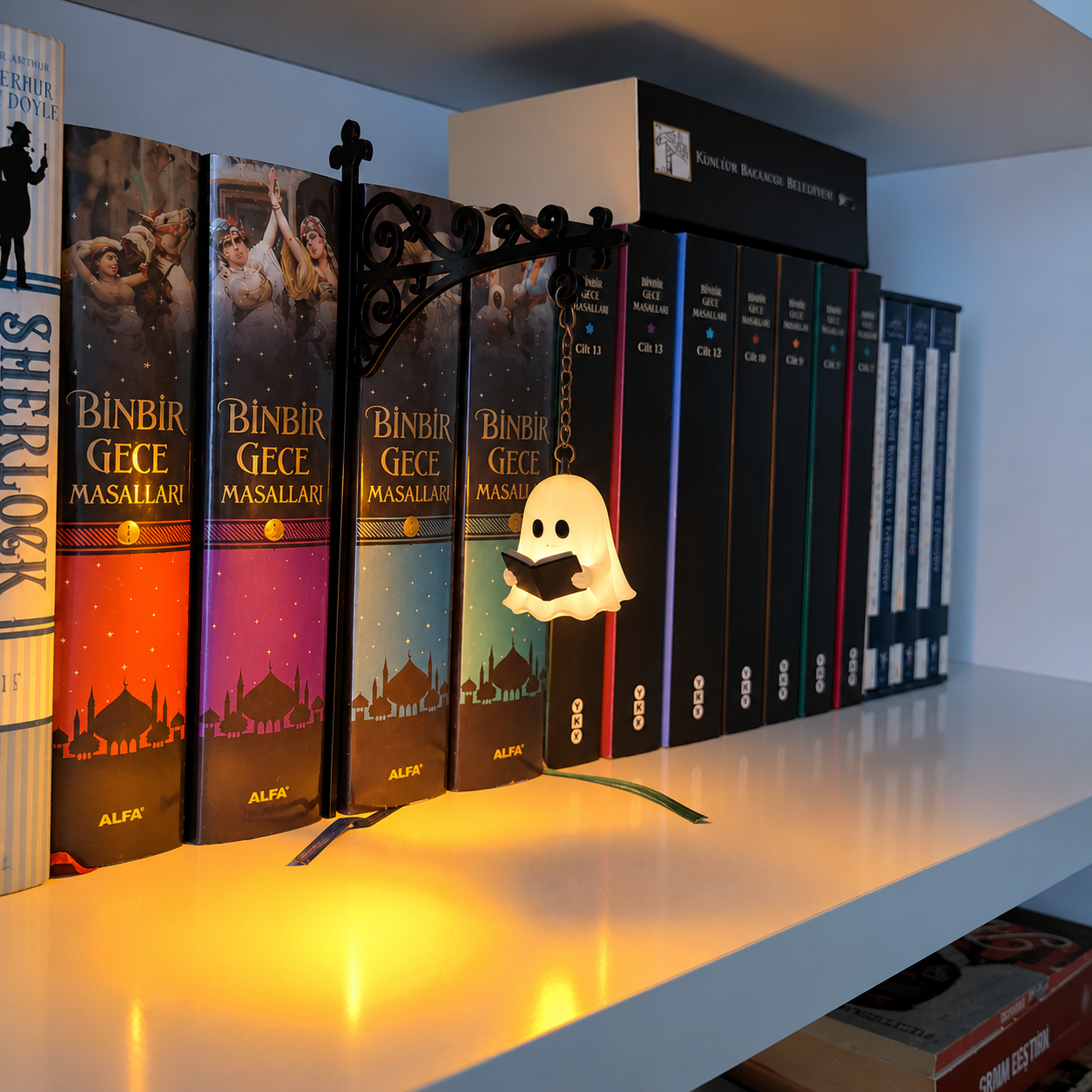 Ghost Bookshelf Lantern