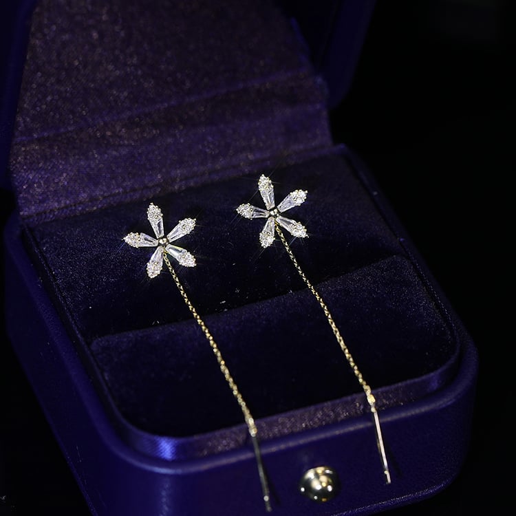 LuxeGleam – Sparkling Diamond Flower Earrings