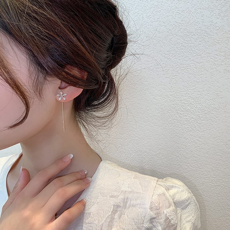 LuxeGleam – Sparkling Diamond Flower Earrings