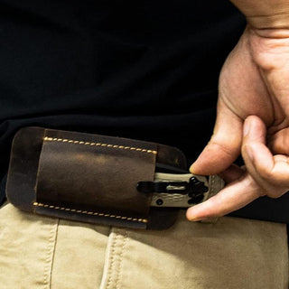 Retro belt carrying leather knife scabbard horizontally