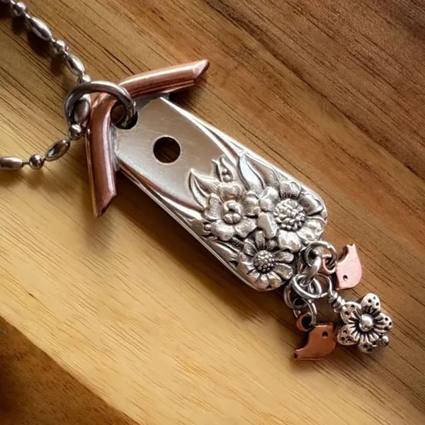 MagnoliaNest – 1951 Vintage Birdhouse Necklace