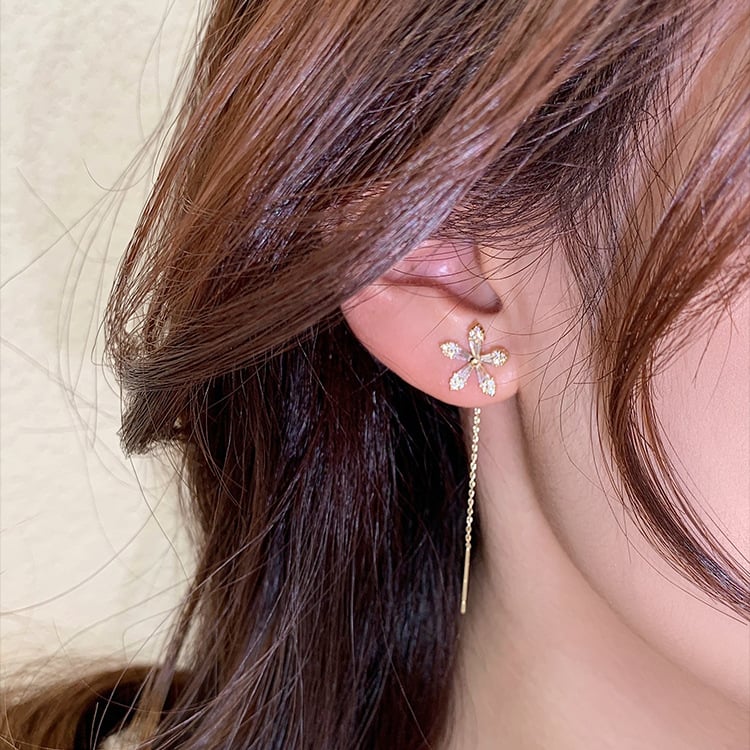 LuxeGleam – Sparkling Diamond Flower Earrings