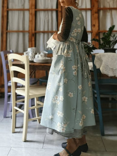 BloomNest – Vintage Light Blue Floral Apron