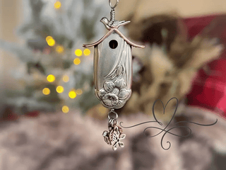 MagnoliaNest – 1951 Vintage Birdhouse Necklace