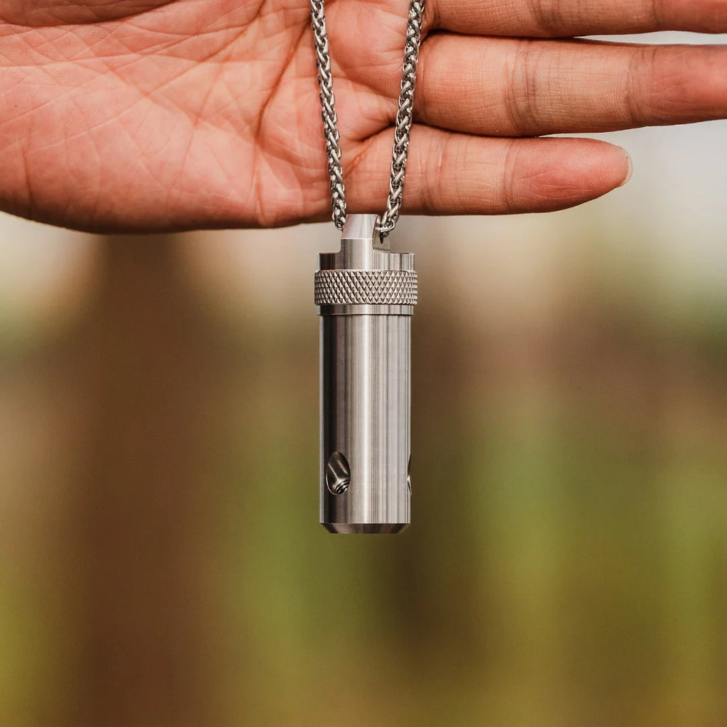 Titanium alloy multi-functional outdoor mountaineering and cliff climbing detachable flying tiger claw aquatic plant fishing EDC toy waterproof sealable container