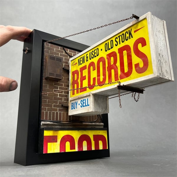 VinylGlow – Retro Record Wall Light