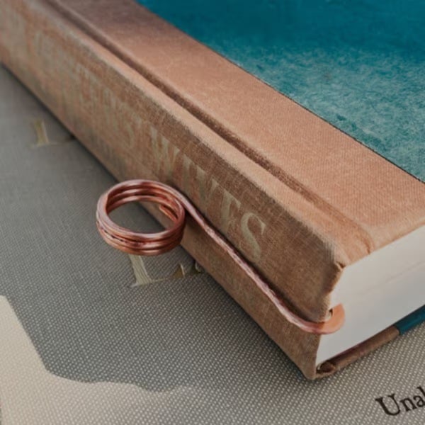 FlipEase – Durable Metal Thumb Bookmark Clip
