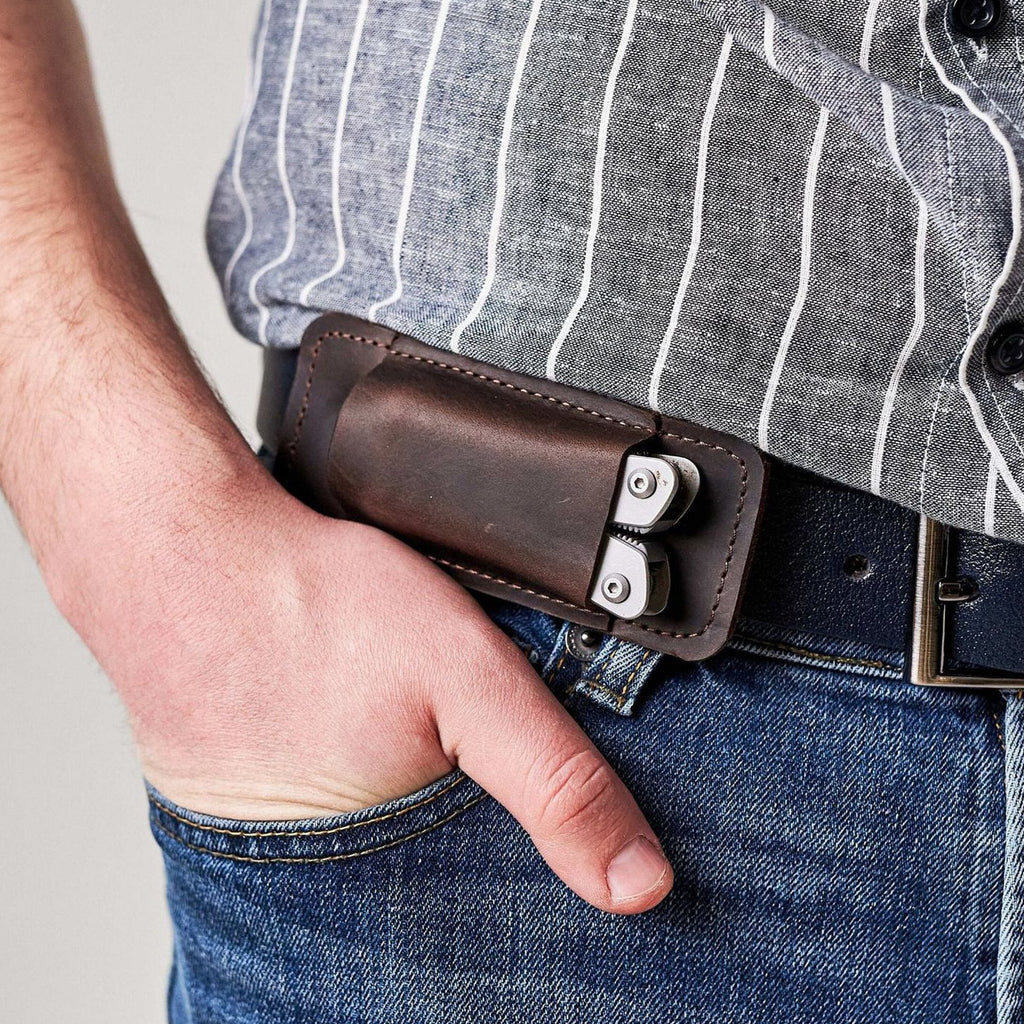 Retro belt carrying leather knife scabbard horizontally