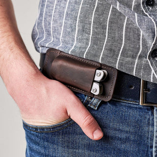 Retro belt carrying leather knife scabbard horizontally