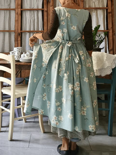 BloomNest – Vintage Light Blue Floral Apron
