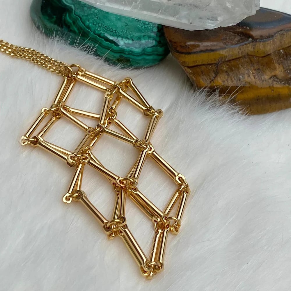 CrystalNest – Handmade Stone Holder Necklace