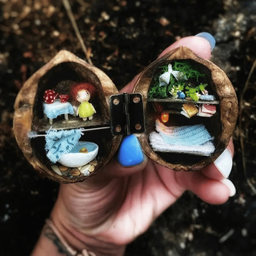 VerseNest - Miniature Walnut Shell Library