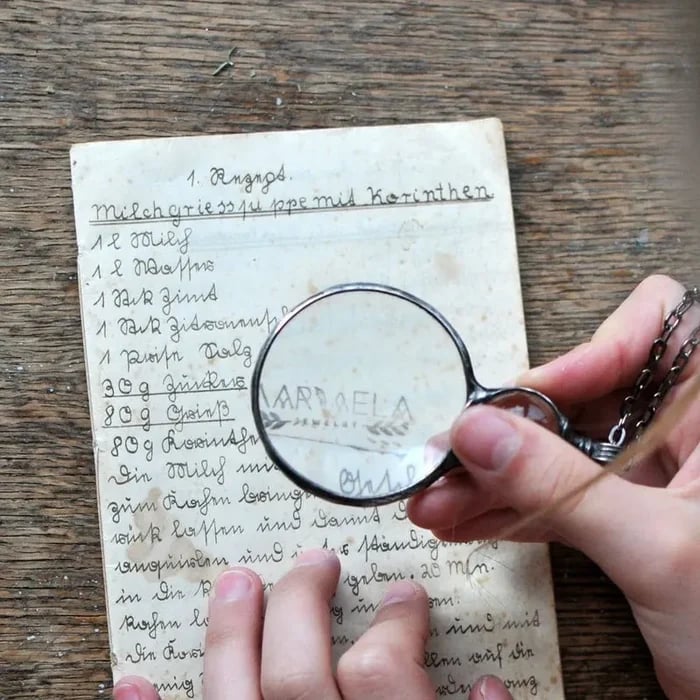 LumiLens – Stylish Magnifier Necklace