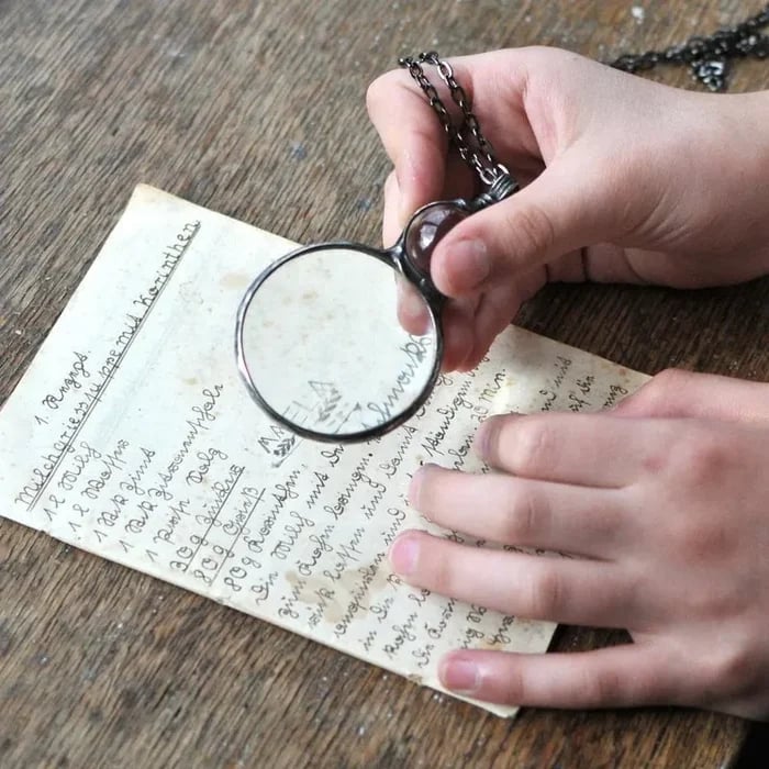 LumiLens – Stylish Magnifier Necklace
