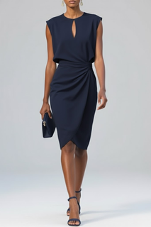 Elegantes Midi-Etuidress mit strukturierter Schulterpartie und Taillen-Raffung – Figurschmeichelndes Kleid mit Tröpfchen-Ausschnitt