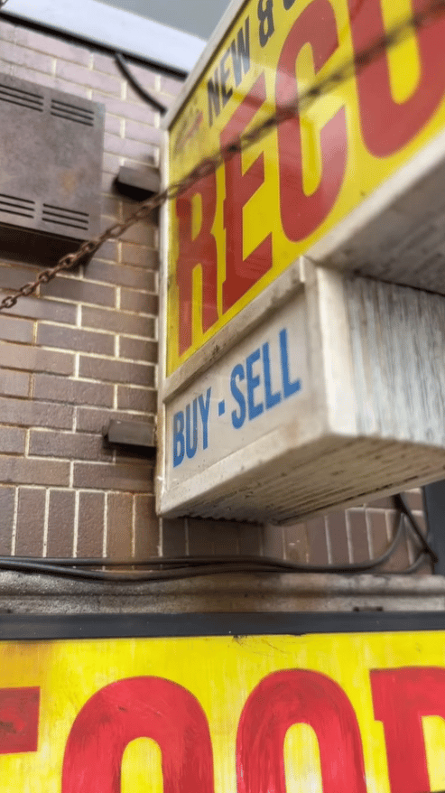 VinylGlow – Retro Record Wall Light