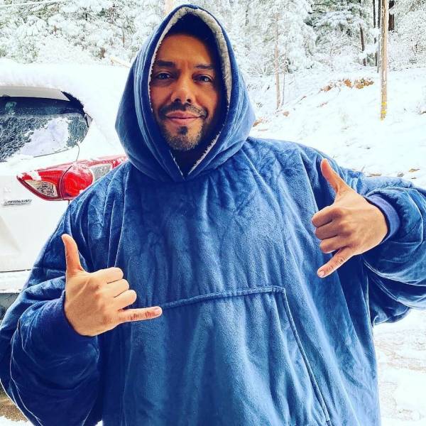 SnuggleUp - Knee-Length Hoodie Blanket for Cold Weather