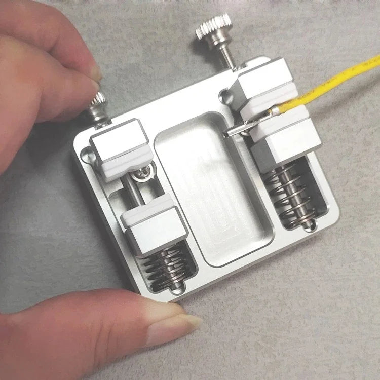 Heavy-duty aluminum soldering clamp with temperature-resistant jaw for circuit board mounting