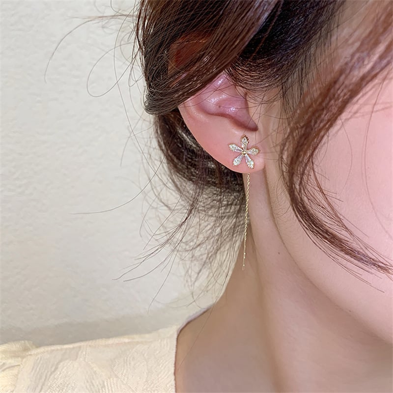 LuxeGleam – Sparkling Diamond Flower Earrings