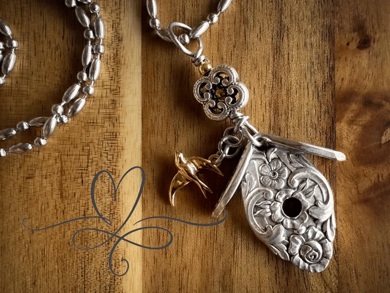 MagnoliaNest – 1951 Vintage Birdhouse Necklace