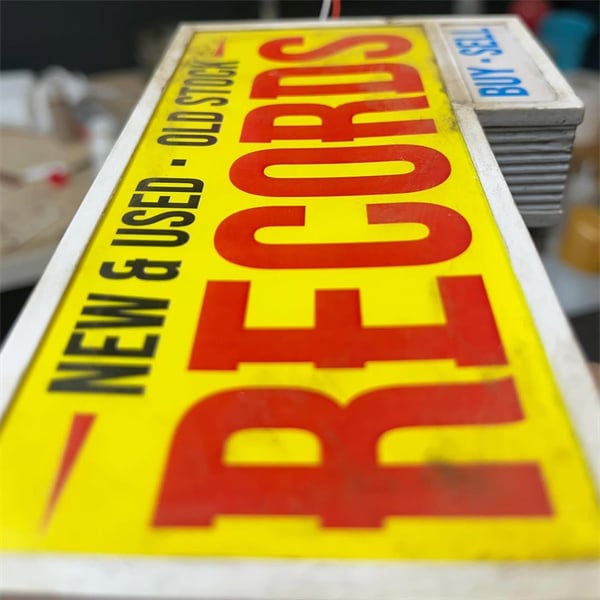 VinylGlow – Retro Record Wall Light