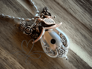 MagnoliaNest – 1951 Vintage Birdhouse Necklace