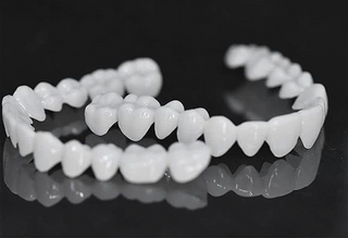 AuraSmile – Adjustable Clear Whitening Braces