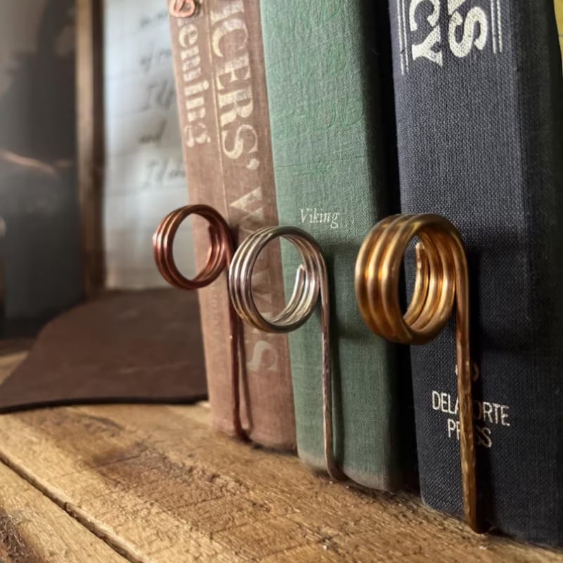 FlipEase – Durable Metal Thumb Bookmark Clip