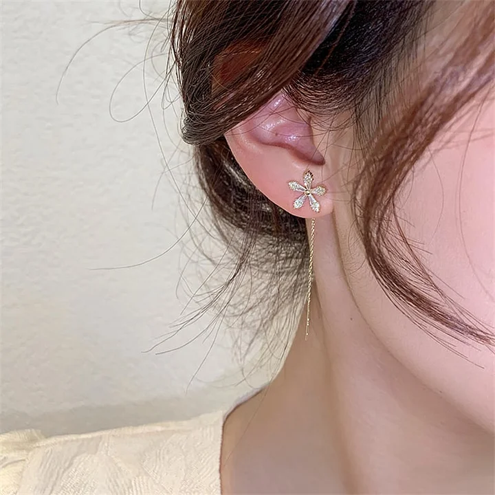 FloraSpark – Luxury Diamond Floral Earrings