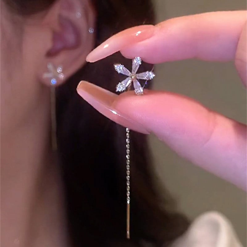 LuxeGleam – Sparkling Diamond Flower Earrings