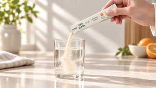 Pouring Umipear LIPO SLASH powder into cold water