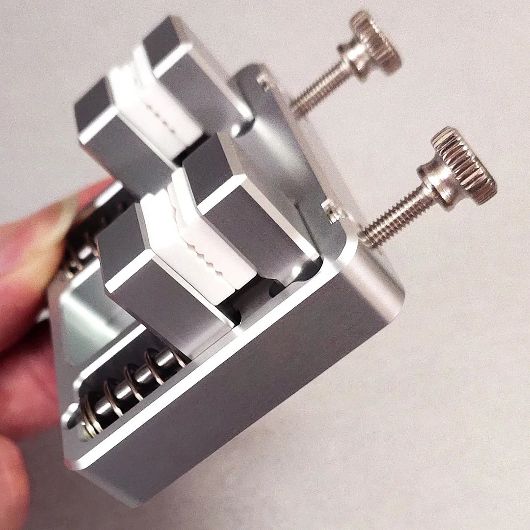 Heavy-duty aluminum soldering clamp with temperature-resistant jaw for circuit board mounting