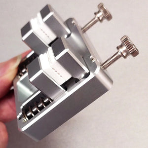 Heavy-duty aluminum soldering clamp with temperature-resistant jaw for circuit board mounting