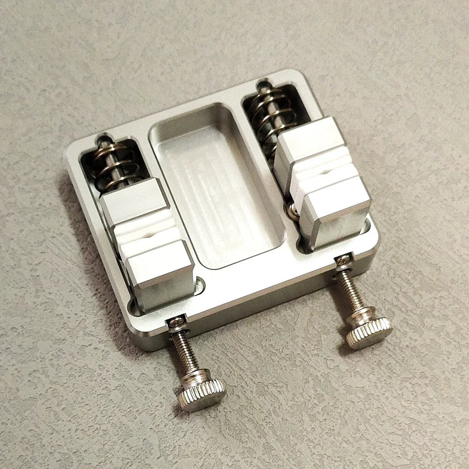 Heavy-duty aluminum soldering clamp with temperature-resistant jaw for circuit board mounting