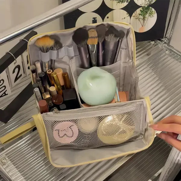 GlamStand – Large Capacity Standing Makeup Bag