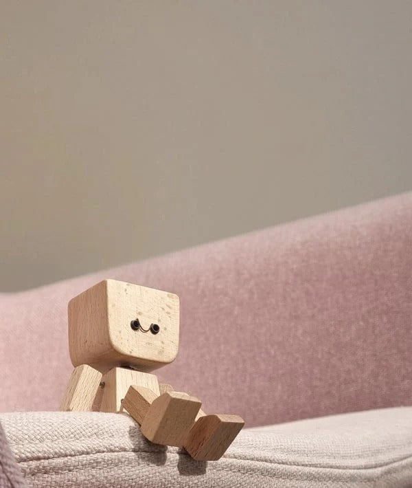 HappyTimber – Wooden Sway Figure with 12 Magnetic Emotions