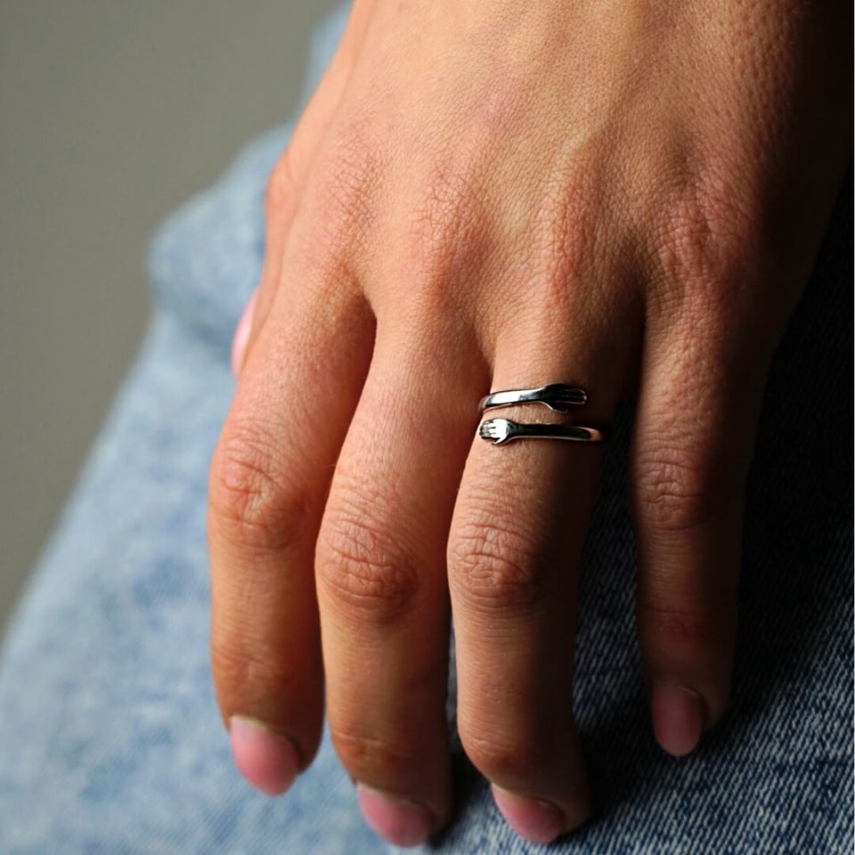 ForeverHug – Adjustable Hug Ring