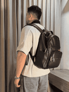 Morral SUPRA Black puesto en la espalda, vista en giro